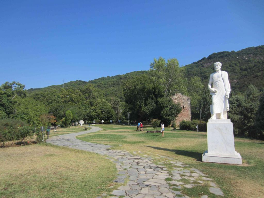 Памятник Аристотелю в Стагире