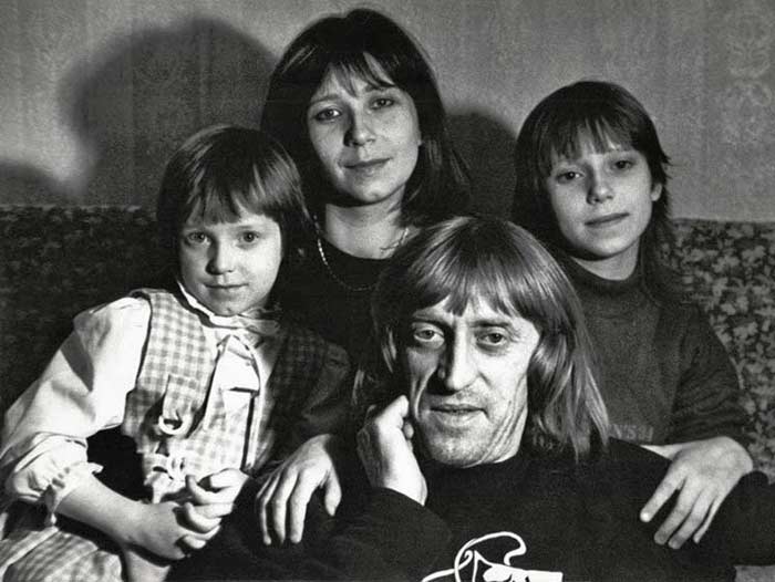 Виктор Авилов с семьей