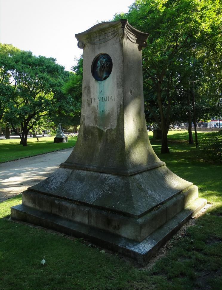 памятник Стендалю в Париже