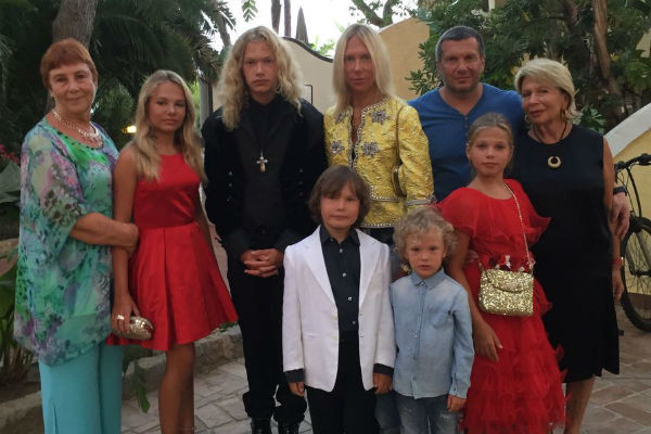 Владимир Соловьев с семьей