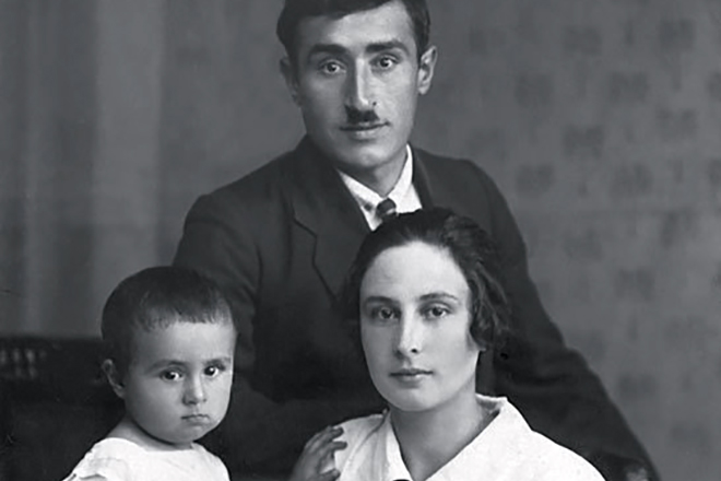 Эдуард Асадов с родителями