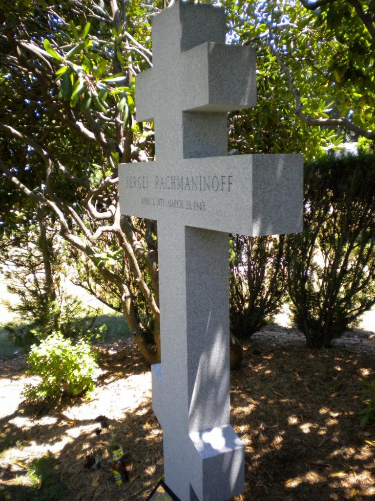Крест на могиле Сергея Рахманинова