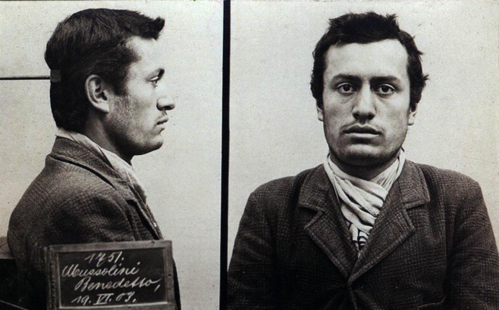 Муссолини при аресте