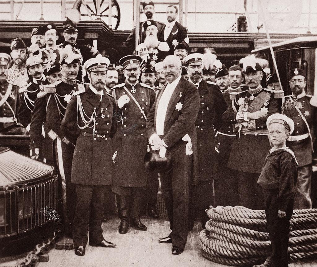 Николай II в окружении