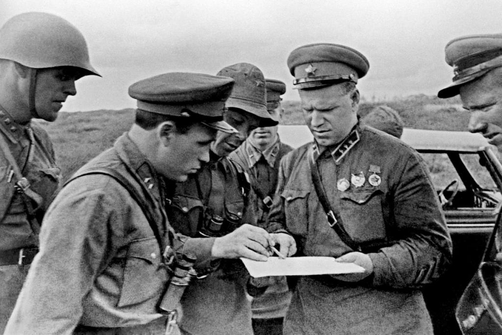 Комкор Жуков с офицерами